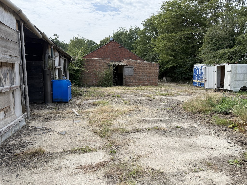 Lot: 68 - MIXED USE SITE WITH PLANNING COMPRISING TEN ACRES ADJACENT GATWICK AIRPORT - Exercise yard adjoining stables